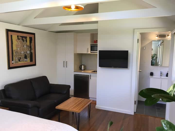 Light Drenched And Private Cabin - Burwood