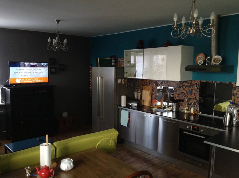 Spacious living room with appliances .Amplia sala de estar con electrodomésticos.
