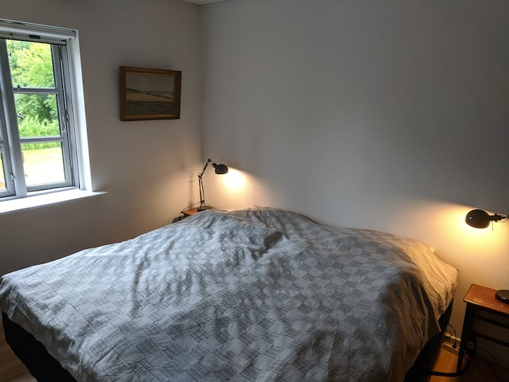 El dormitorio da al dormitorio principal del jardín
 