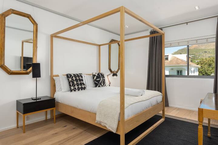 Spacious , Top Floor apartment, mountain views! gallery image 2