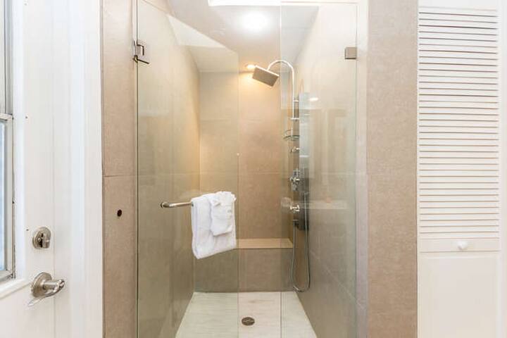 Walk to the Beach Coral Reef Waterfront Pool House gallery image 5