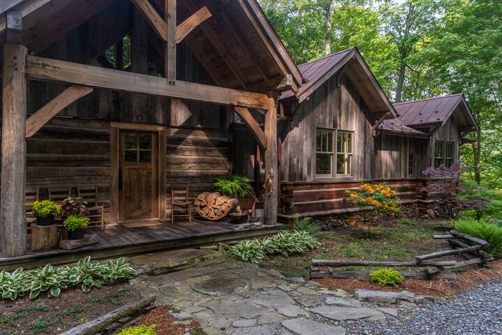 The Woodland House Mountain Retreat gallery image 5