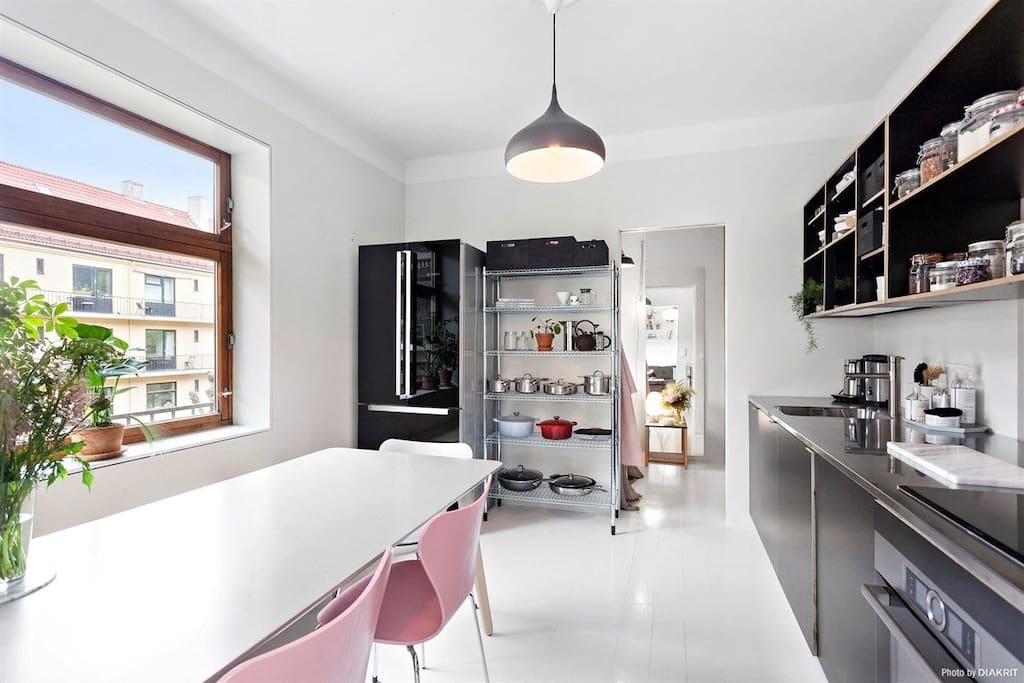Nice and open kitchen with a big table (different chairs!)