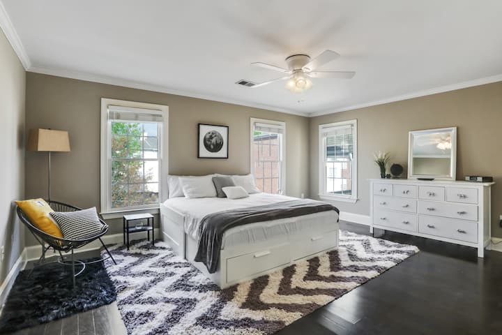 2号卧室-超大衣柜和黑色皮革沙发（图片中未包含）