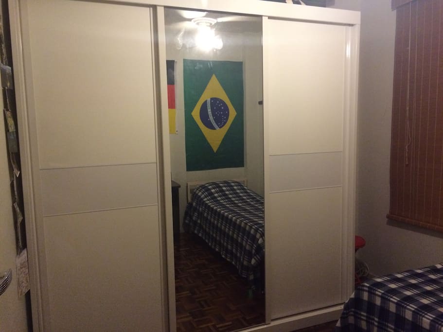 Armário grande e espaçoso, dá pra guardar tudo!