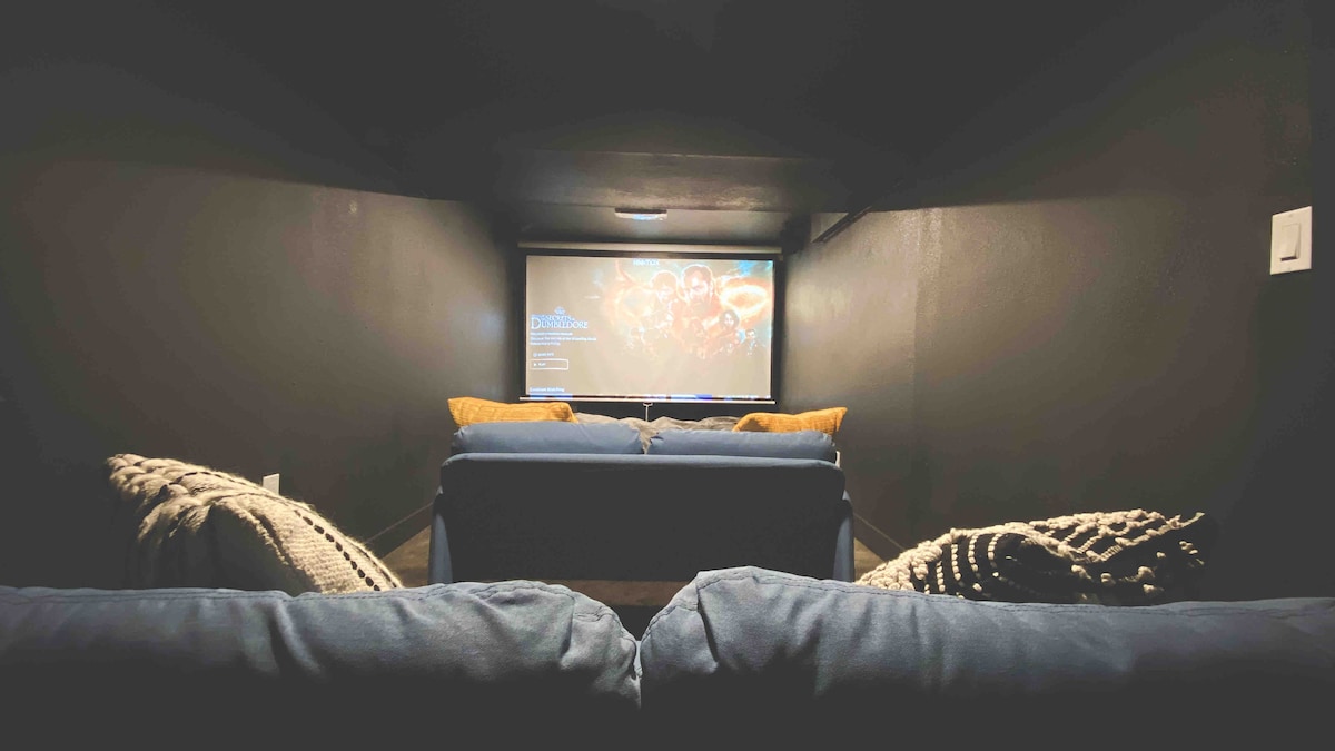 Chumba cha kulala 5 - ukumbi wa sinema; unaweza kuweka godoro la hewa hapa kama inavyohitajika