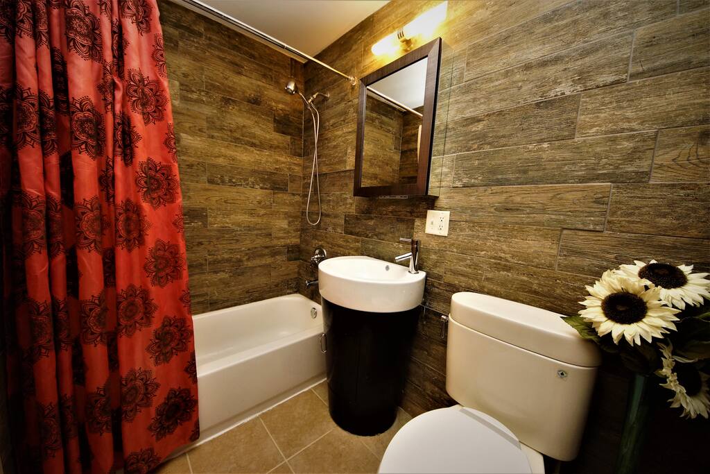 Shared Bathroom, 2nd Floor