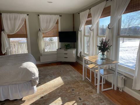 Darling Hill 1 BR Suite with Hot Tub and Sauna