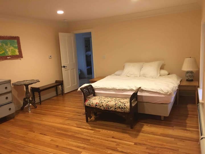 Dormitorio principal con cama tamaño king