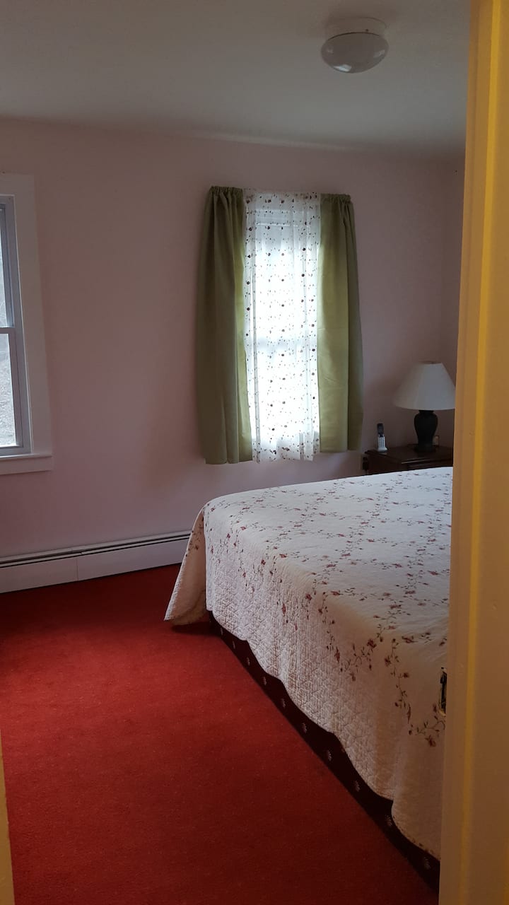 חדר שינה ראשי עם מיטת קווין סייז