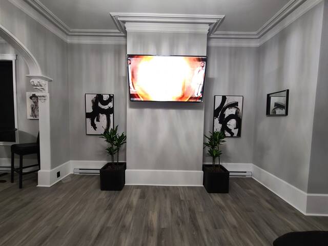 Beautifully Renovated 2 Bedroom Unit -City Central gallery image 2