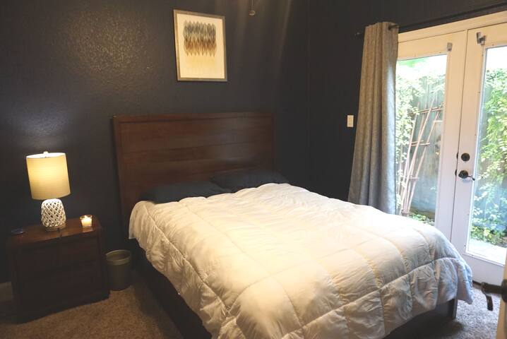 East Downtown, cozy private room, dark blue