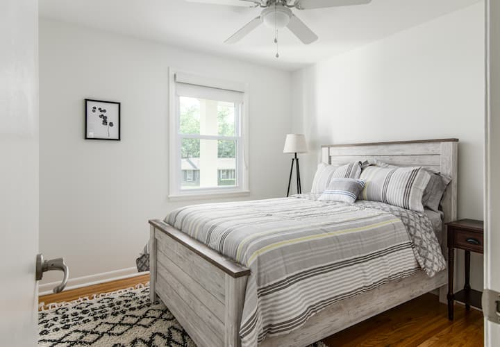 מיטה זוגית ומצעים נקיים