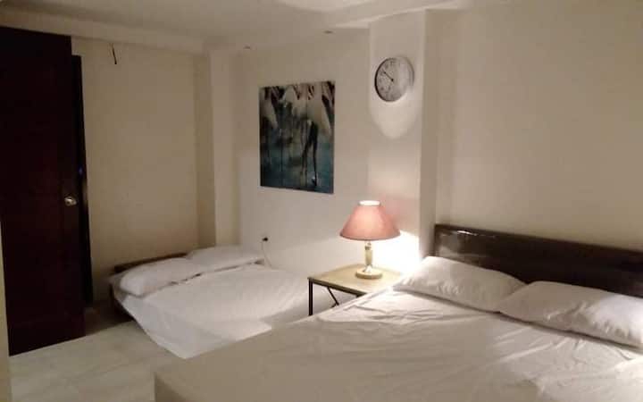 ห้องนอนหนึ่ง - รองรับผู้ใหญ่ 4 คนพร้อมห้องน้ำในตัวและระเบียงของตัวเอง