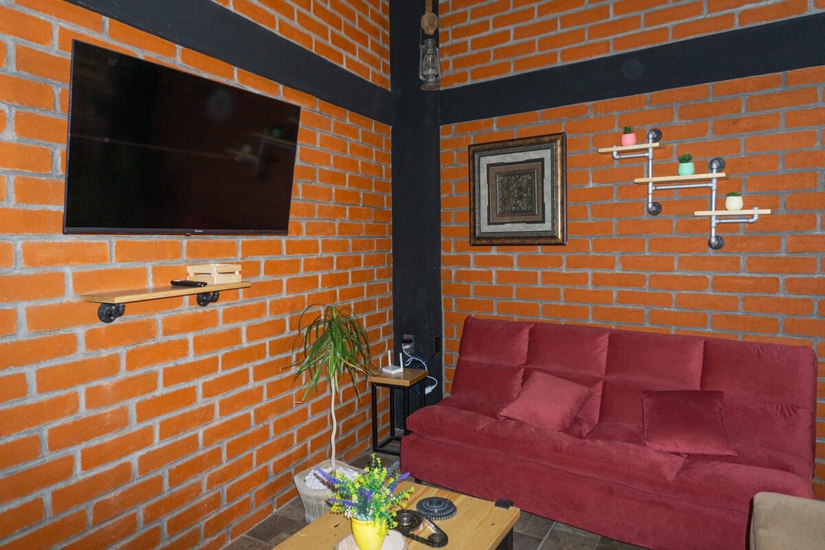 Samani nyekundu hubadilika kuwa kitanda cha sofa cha starehe