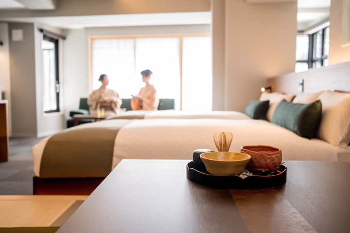 Es una habitación muy luminosa con luz de grandes ventanales durante el día.
La habitación es luminosa cuando la luz proviene de la gran ventana durante el día.