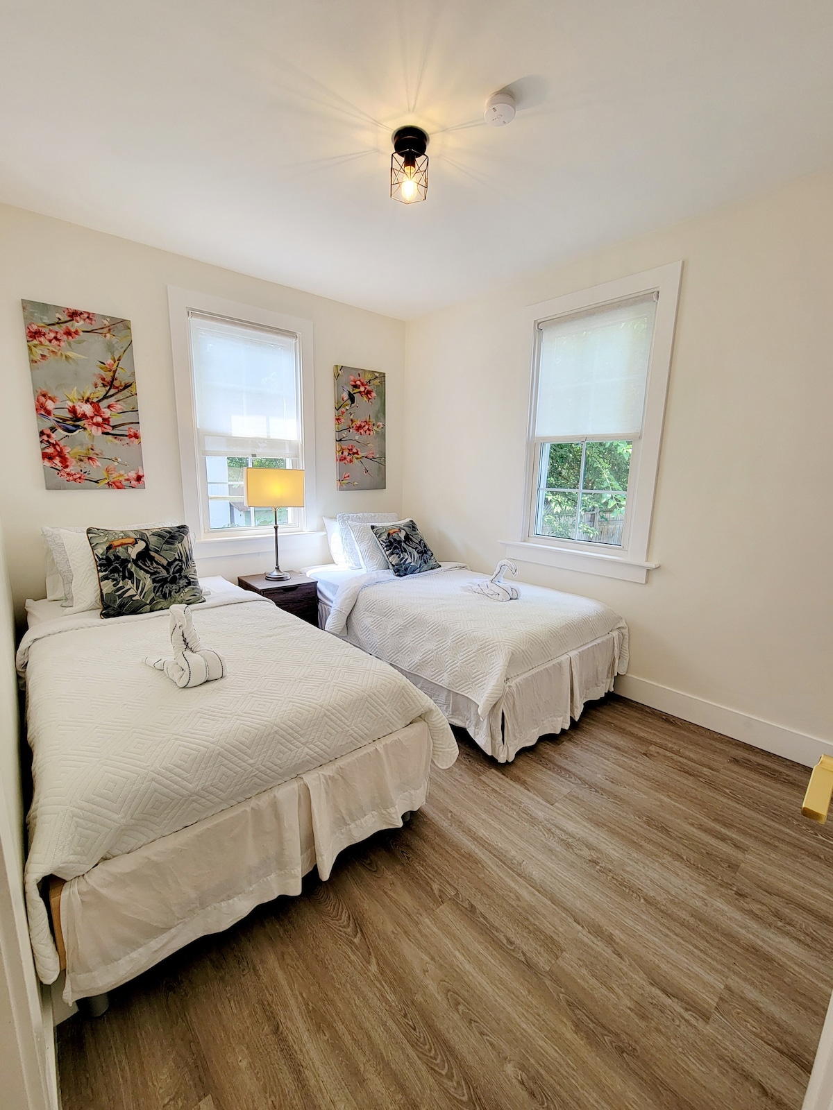 Втора спална соба со 2 брачни кревета. Може да се притисне заедно за да се направи брачен кревет (широк 150-179 см).

Обезбеден е сет за конвертор со брачен кревет (широк 150-179 см).