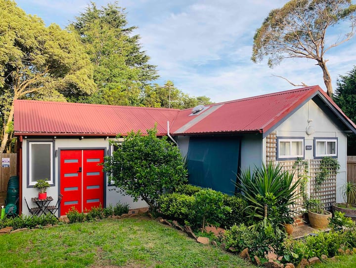 TYGLAS Studio, Echo Point. Minutes to 3 Sisters.