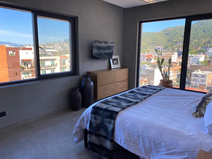 主卧配有特大号床，可通往后阳台。所有窗户都有电子遮光百叶窗