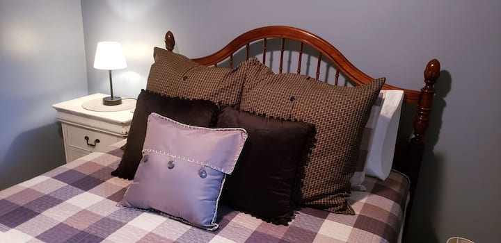 تحتوي كل غرفة نوم على أغطية سرير فاخرة ومصابيح تعمل باللمس مع منافذ شحن usb ومنفذ.