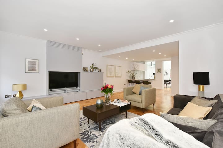 Huge Mayfair 3 Bed 3.5 Bath £10 million AC Wi-Fi