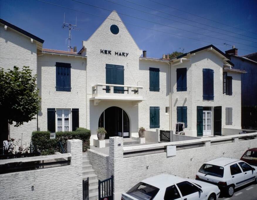 Appartement rez de chaussé a droite de l'image ou se trouve la porte fenêtre avec les volets ouvert