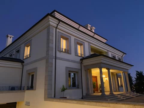 Airbnb con mejor rendimiento: PRIVATE APARTMENT 200 m/2. INSIDE GREAT URBAN HOUSE. LUXURY en Comunidad De Madrid