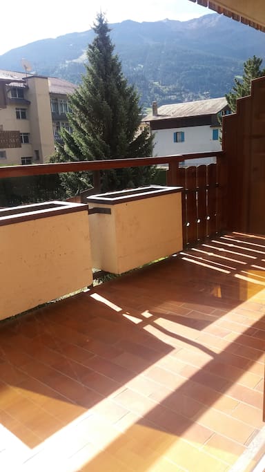 balcone con tavolino e sedie