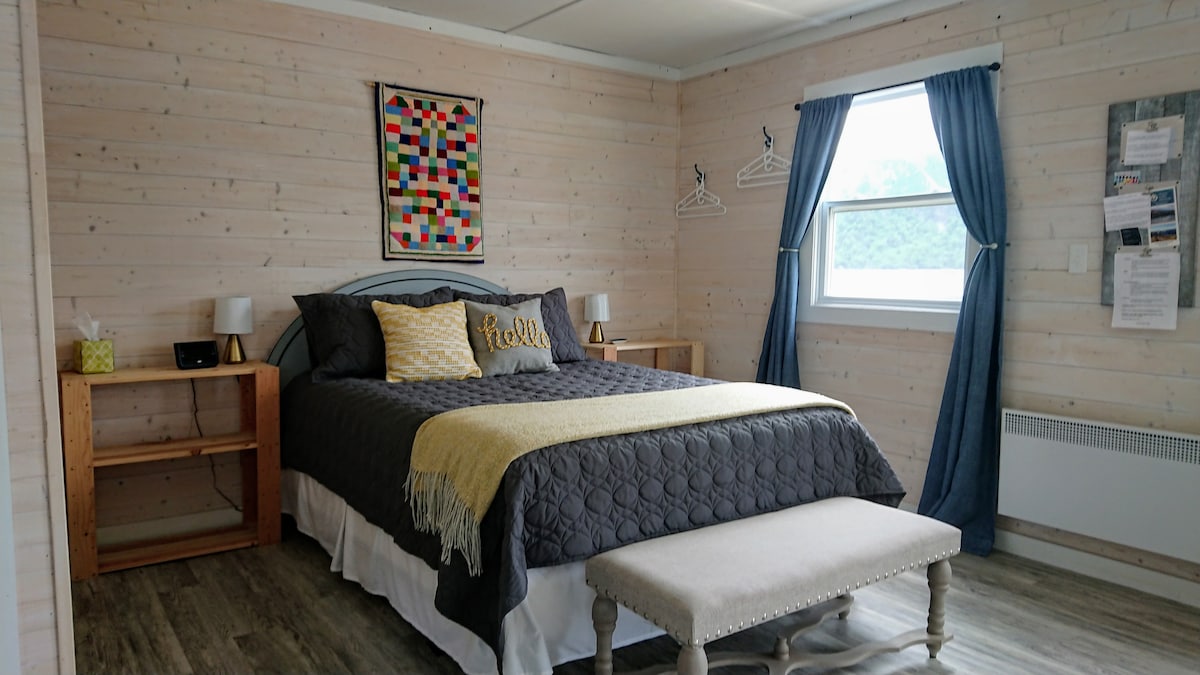 odmorite se nakon cjelodnevne pustolovine u ovom udobnom bračnom krevetu s prekrasnim pogledom na ocean 