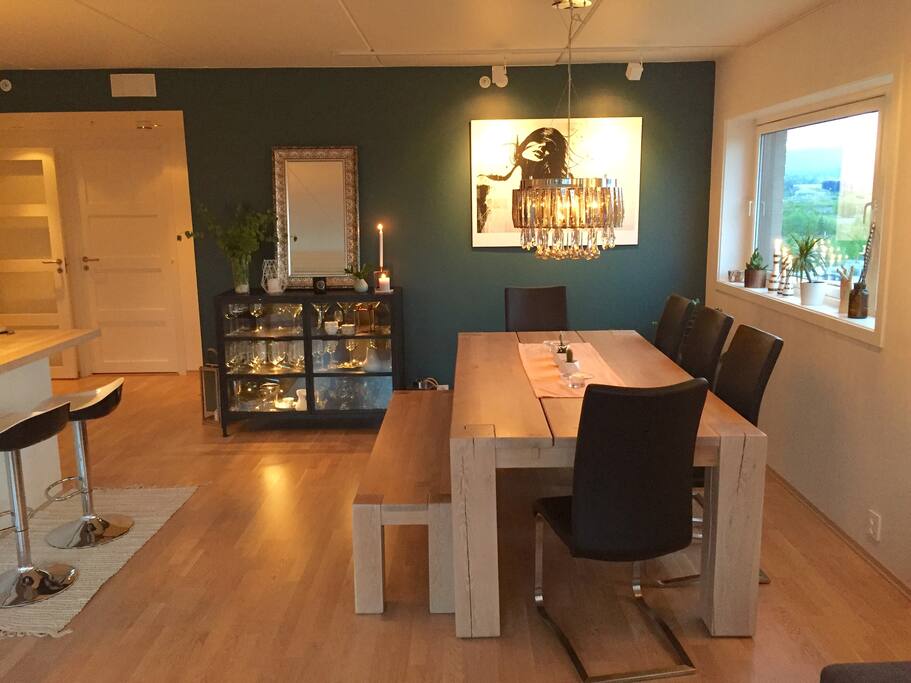Romslig spiseplass