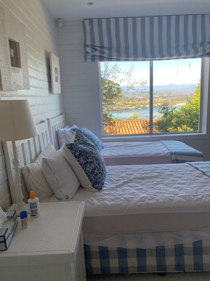 3. spavaća soba za goste 
Donji kat 
ima tuš-kabinu i kupaonicu iznad prolaza . 