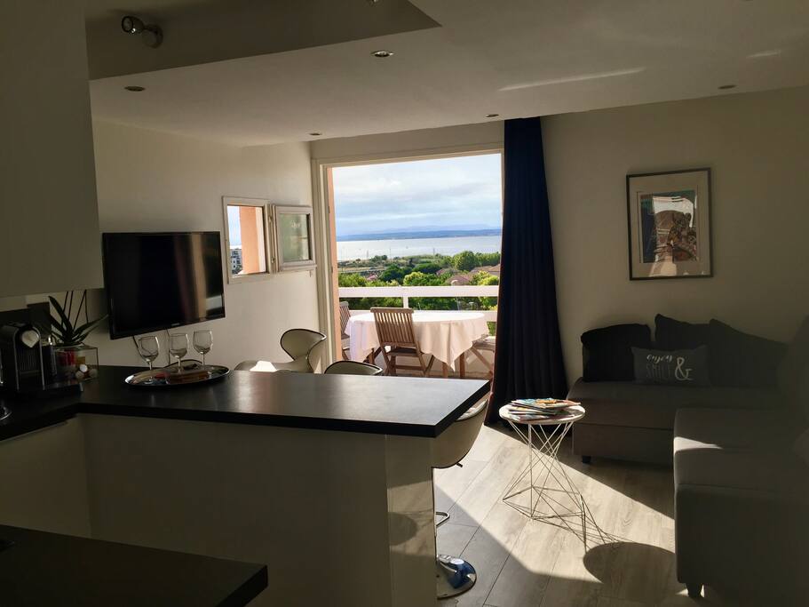 Salon avec une partie de la terrasse