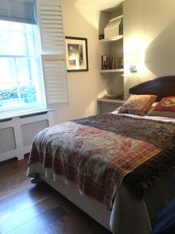 El dormitorio en alquiler con persianas y persianas opacas