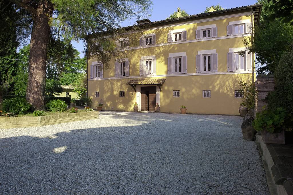 vista esterna della villa dalla corte