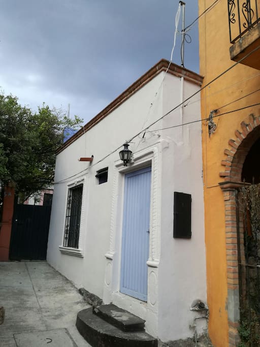 Fachada de la Casita Azul