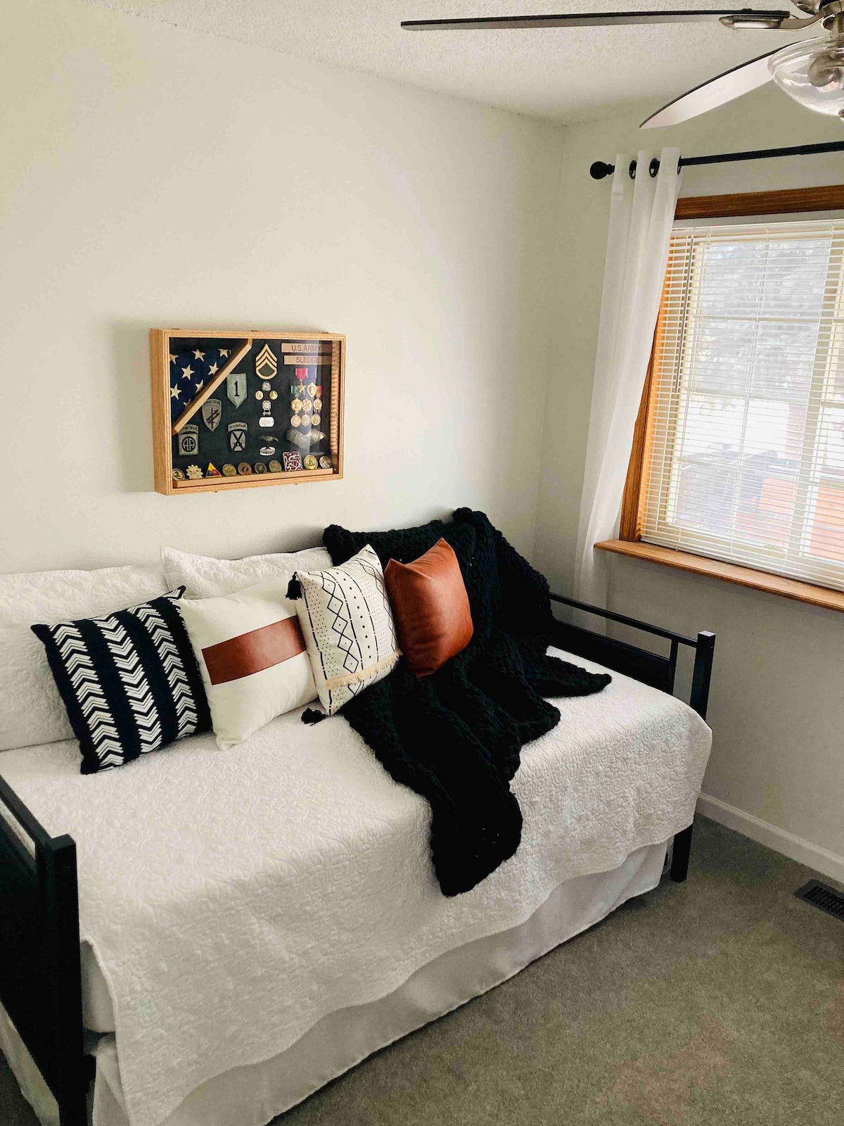 سرير متحرك مع مرتبتين على جانب واحد من الغرفة...