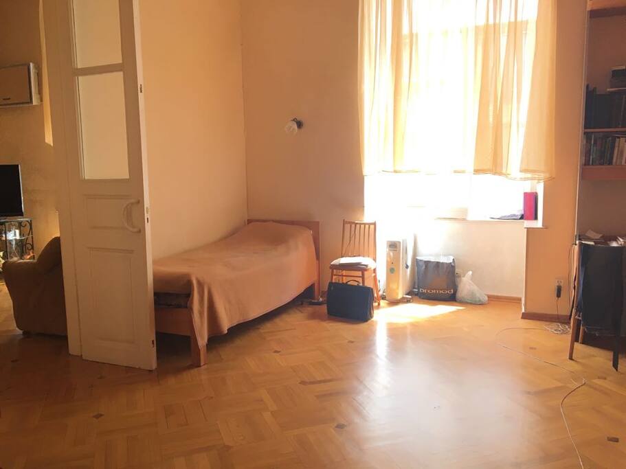 Bedroom with 2 single beds