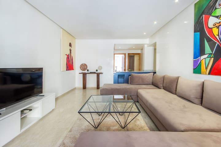 ห้องนั่งเล่นพร้อมสมาร์ททีวีและโซฟาที่สะดวกสบายมากตัวละ 2.1 ม .x1 ม.
มีเครื่องปรับอากาศ
ห้องนั่งเล่นพร้อมโซฟาสามารถใช้เป็นเตียงนอนสบายมากสำหรับ 3 คนพร้อมเครื่องปรับอากาศ