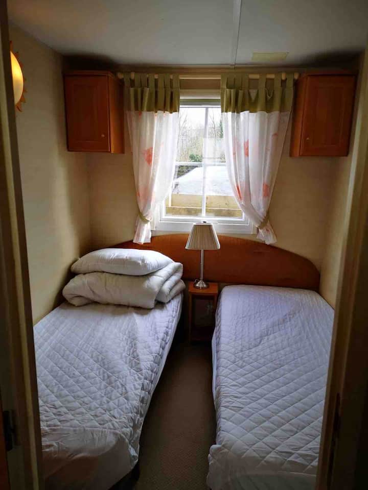 Segundo quarto com duas camas de solteiro