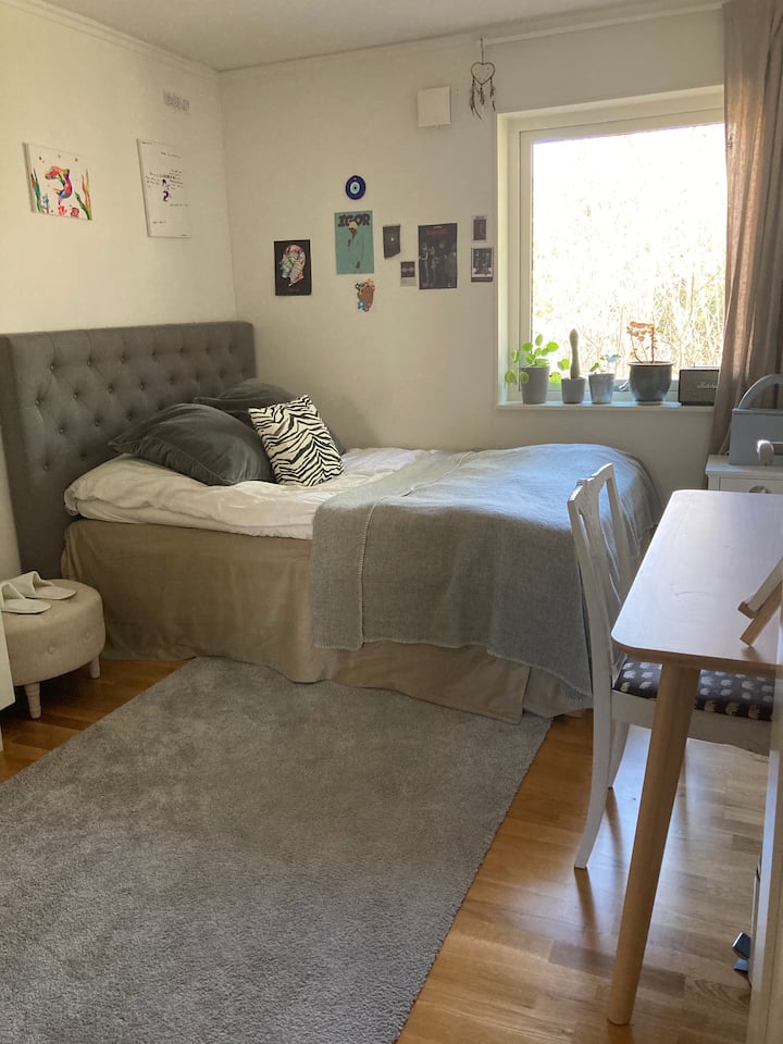 Dhomë gjumi 4 me krevat 160 cm. Ka një televizor 32"me Apple TV para krevatit.