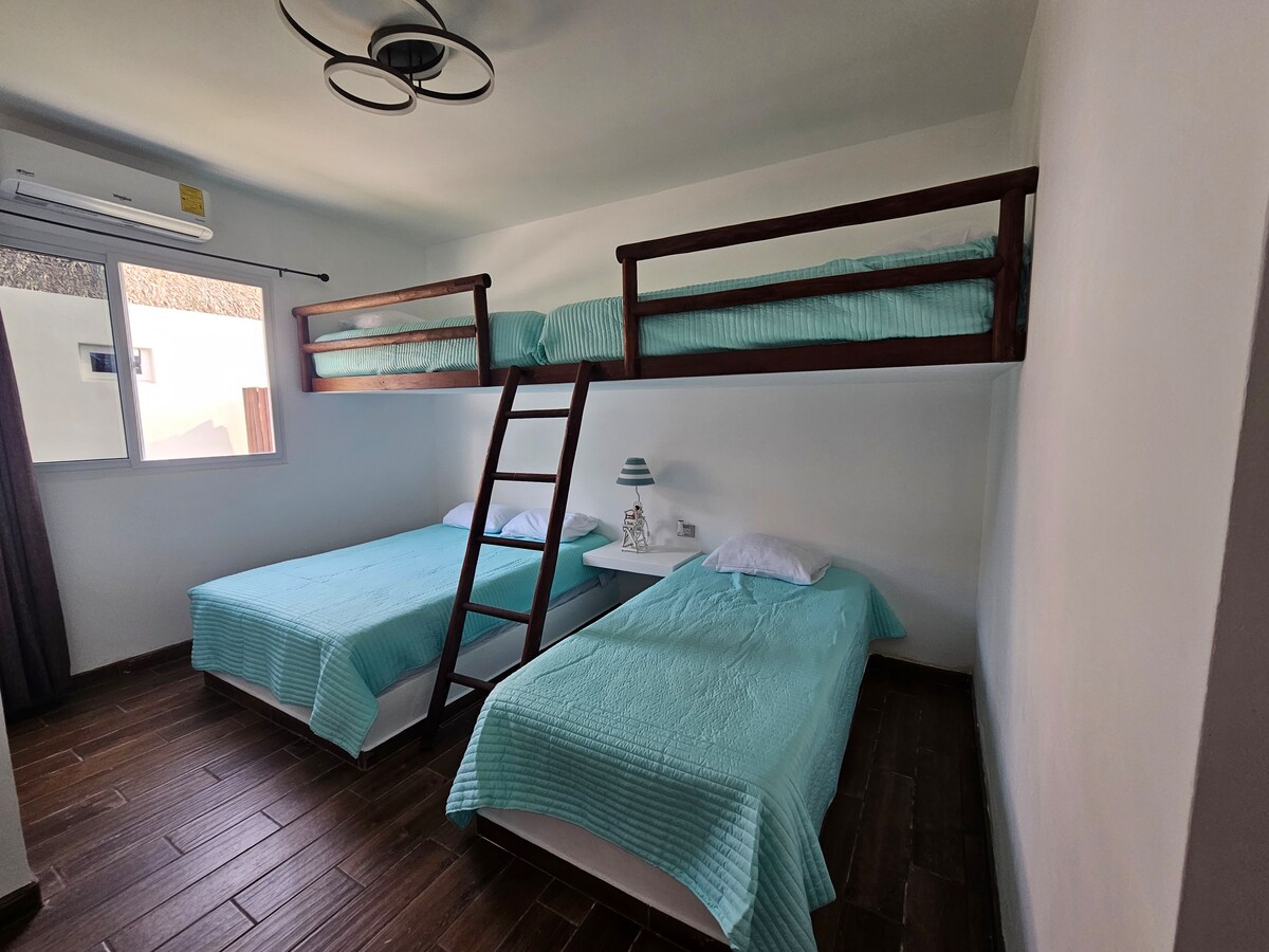 الغرفة 1، الطابق الأول
 يتم توزيع الغرف بنفس الطريقة، ومجهزة ببياضات أسرّة ووسائد ولحاف وحمام خاص في كل غرفة و 5 أشخاص في كل غرفة و 5 أشخاص في كل غرفة وغرفتي نوم في الطابق الأول وغرفتي نوم وغرفتي نوم 