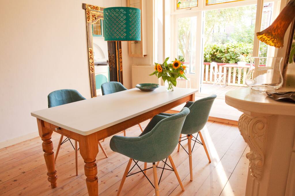 Livingroom with open doors to veranda and garden