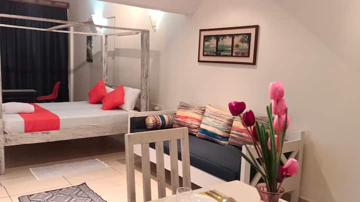 Elna's Haven Beachfront Studio Diani- Seaview & Ac - Diani Beach