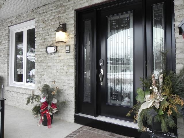 Large Suite/Pool Table/Continental Breakfast