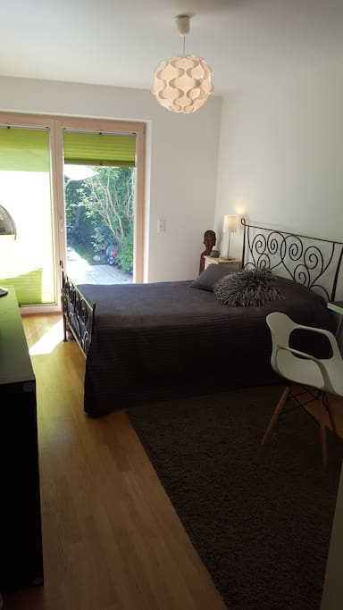 Guestroom with access to terrace and garden