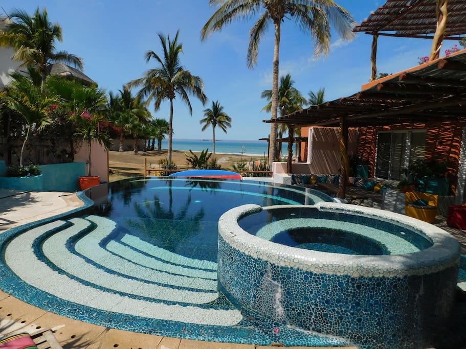Alberca y Jacuzzi con vista al mar.