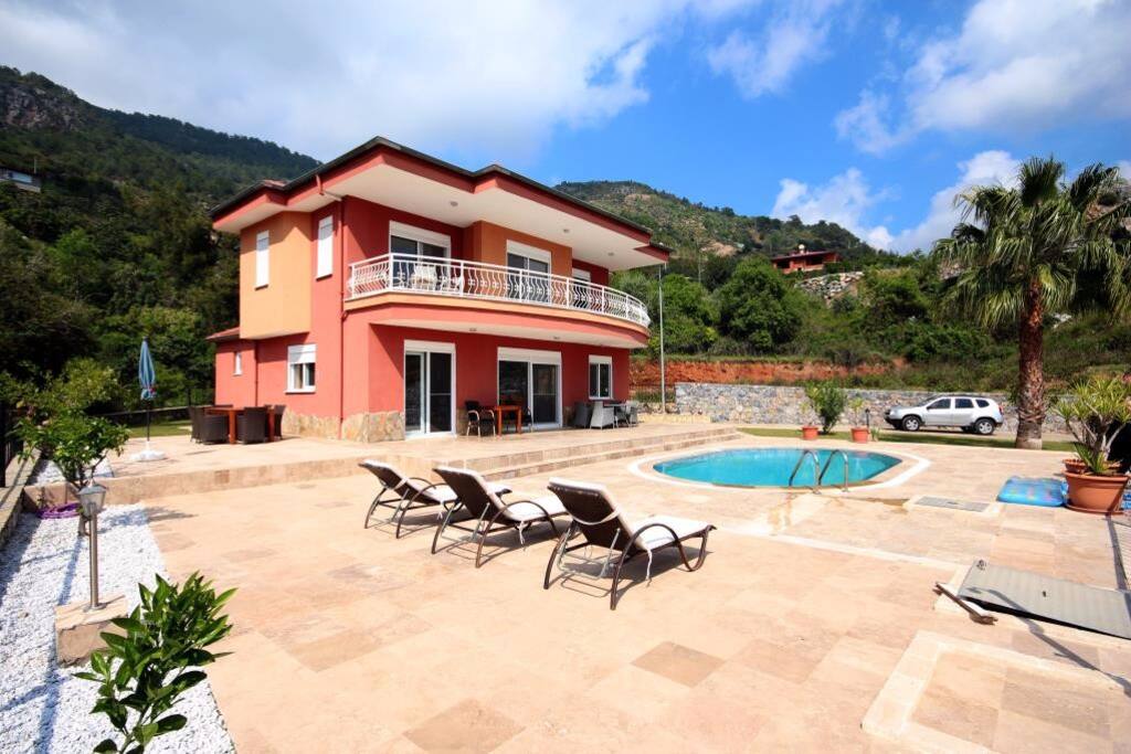 Large Garden and Private Swimming Pool