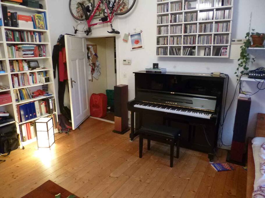 Es gibt ein Klavier.