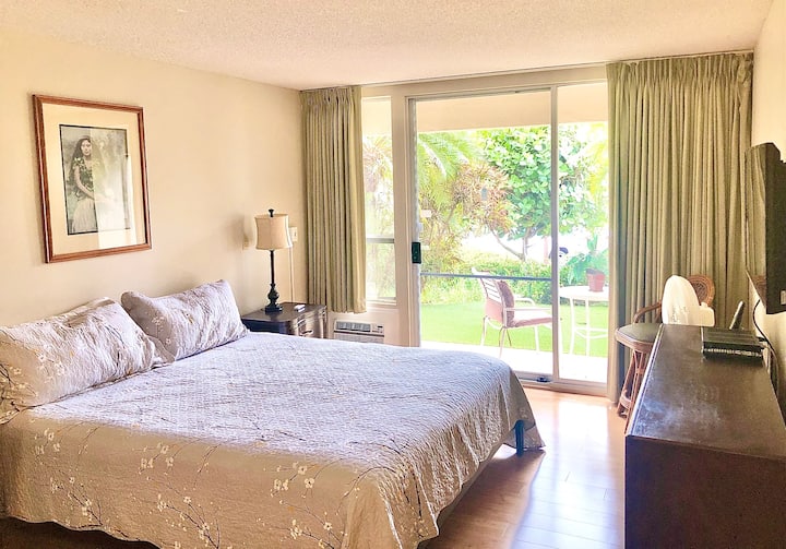 غرفة نوم ثانية واسعة مع إطلالة على الحديقة وإمكانية الوصول إلى لاناي