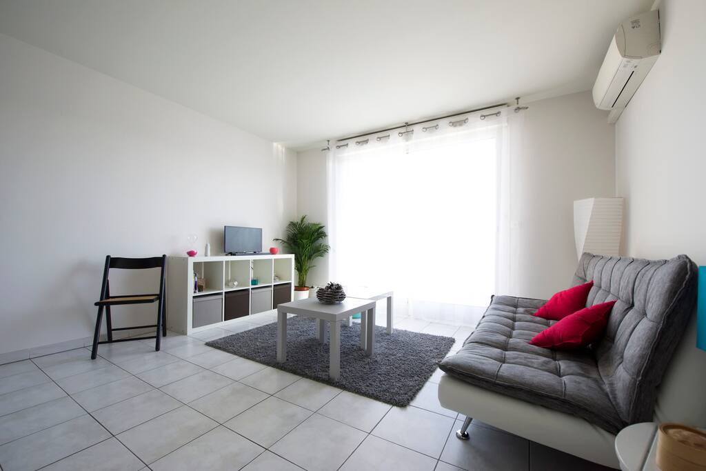 Salon lumineux, donnant sur la terrasse avec vue sur le jardin et le Corum